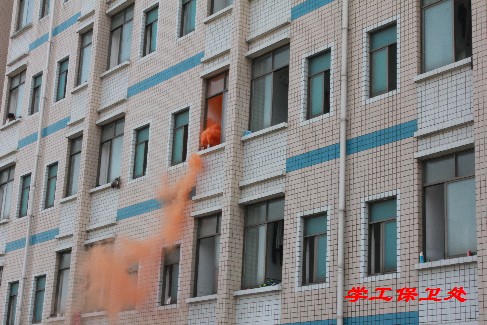在启动仪式上,湘潭市岳塘区消防支队官兵向现场广大师生详细介绍图片