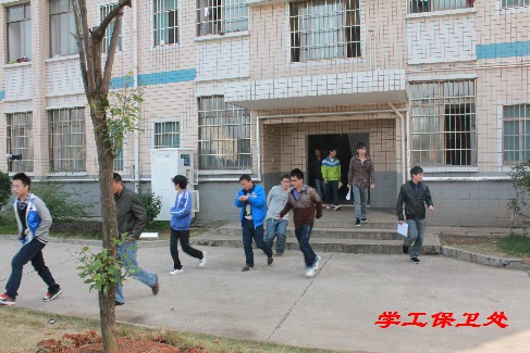 在启动仪式上,湘潭市岳塘区消防支队官兵向现场广大师生详细介绍图片